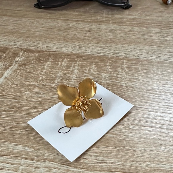 Oscar dela Renta ring. Never used! No tarnish no faded! 3y in perfect condition! - Picture 5 of 6